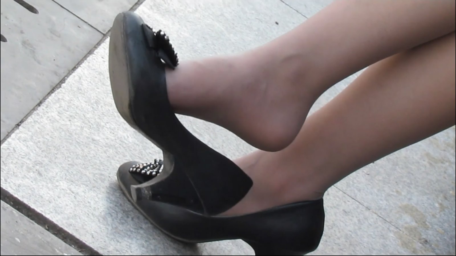 The woman who waited with her legs dangling